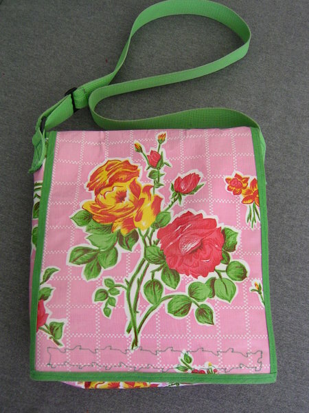 TASCHE AUS WACHSTUCH ROSA MIT BLUMENAUFTRUCK (MÄRZ 07 )