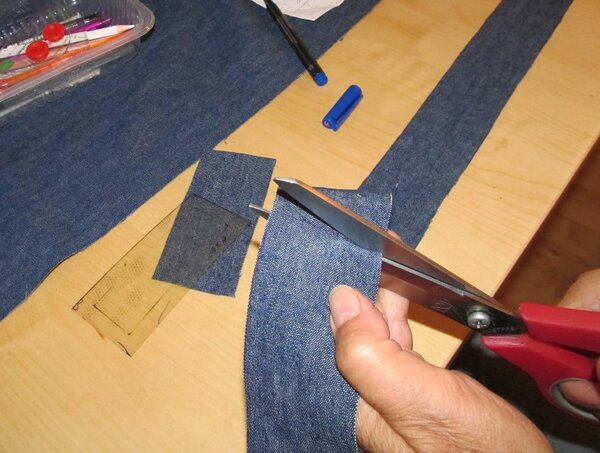 2012
Aus Jeansstoff werden die Längs- (L 2,00 + B 5 cm) und Breitstreifen (L 11 cm + B 5 cm) geschnitten.