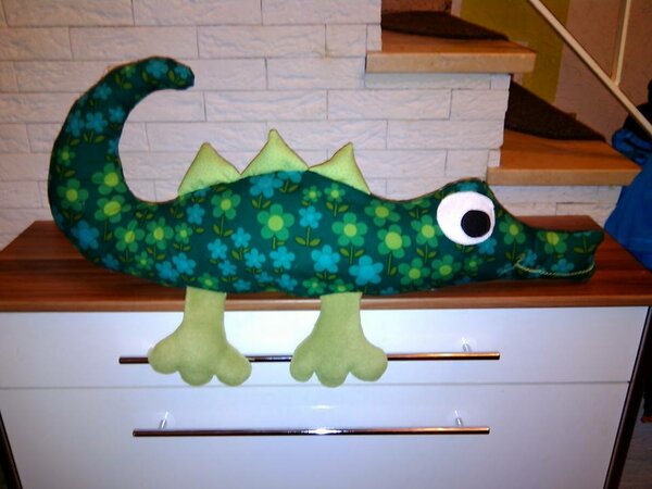 Fred ist ca. 82 cm lang und 35 cm hoch, er gehört zur Family Krok. Am Schnittmuster und der Nähanleitung wird noch gefeilt!!