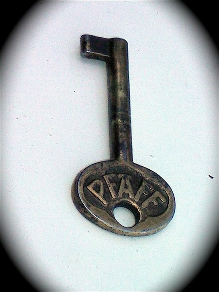 Altertümchen "Pfaff 31" 
Schrankschlüssel