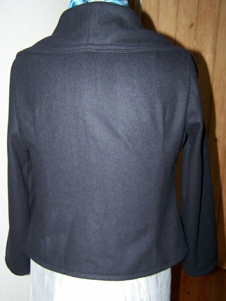 Die Rückseite der dunkelblauen Jacke.