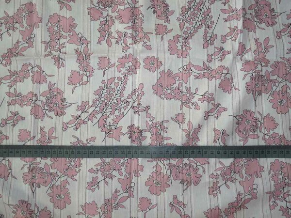 Stoff 49

weiss mit rosa Blumen, die vertikalen Striche sind Durchbrüche, 1,05 x 1,40 m2