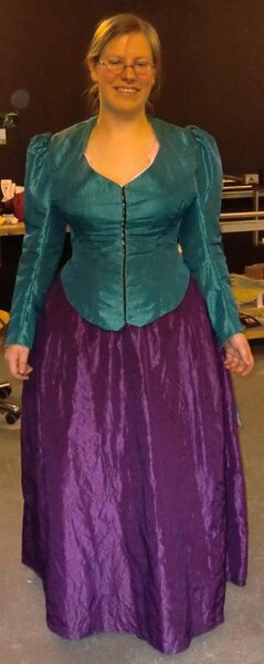 Mit Taille - das ganze Kleid.
