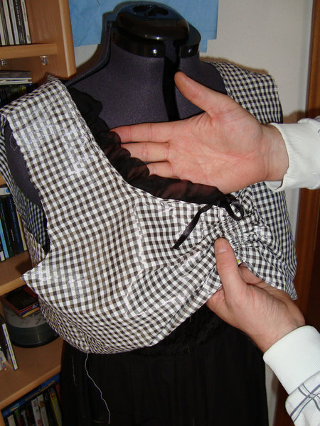 Meine eigene Kreation 4
Dirndlbluse hier mit aufgesteckter Rüsche welche ich aus schwarzem Seidenchiffon mit der Overlock und Kräuselfuß hergestellt habe