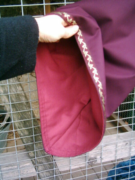 Die weiten Ärmel sind mit Baumwolle in einem helleren Bordeaux gefüttert