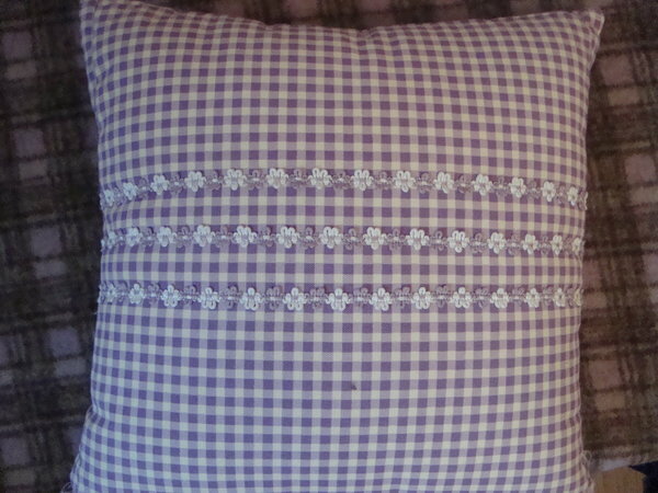 Kissenbezüge
Aus einem groben violette-beige kariertem Stoff. Die Kissen bestehen aus mehreren Teilen und haben eine Umrandung. Die Zierborte hab ich mit einem Transparentfaden aufgenäht (hier 3 Borten in der Mitte)