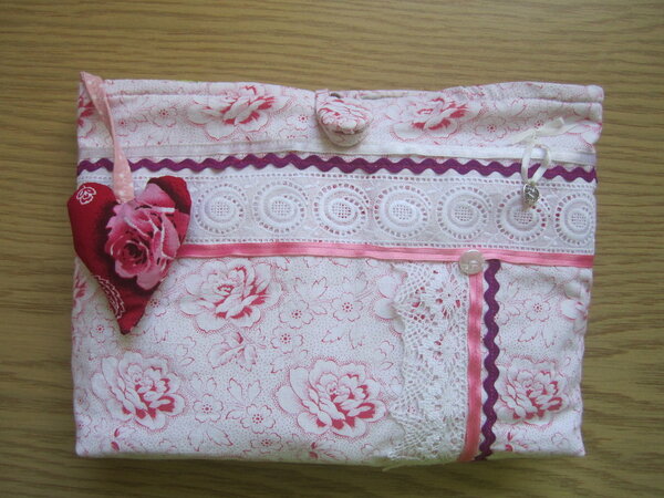 Täschchen für die Tasche
Geschenk für meine liebe Schwester
Stoff teilweise von Mamas Bettwäsche
