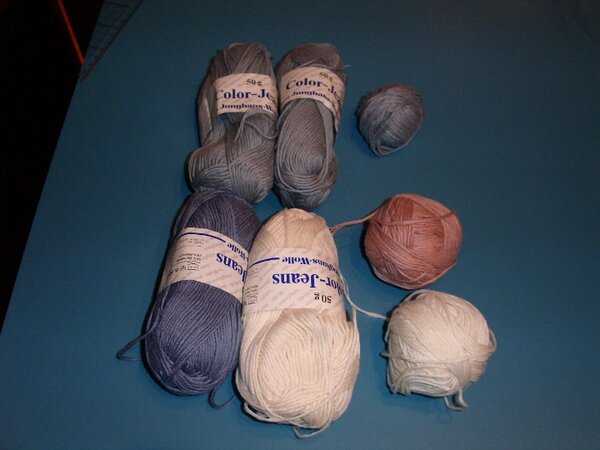 Color Jeans Jungahns Wolle
Nadelstärke: 2,5 – 3,5; 50% baumwolle, 50% Polyacryl; 240m auf 100g; 23-25M auf 10cm
2x50g + Rest graublau; 1 x 50g blau; 1x50g + Rest natur, rest rosa