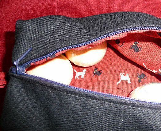 Kosmetiktasche nach einer Anleitung von Sulky:
http://www.sulky-international.de/scripts/clsAIWeb.php?seite_id=147