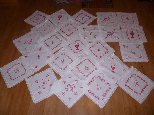 24 fertig bedruckte und genähte Osterdeckchen!
ca. 10 Stück von unseren Ministranten gemacht...der Rest blieb an mir hängen!
gefertigt 02/2012