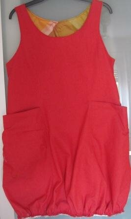 Bubble Pocket Kleid
super häßlich aus rotem Jeans genäht und mit Seide verstürzt