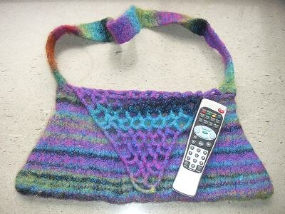 gestrickfilzte Tasche
NACH der Waschmaschine
Zum Größenvergleich liegt die Fernbedienung  bei