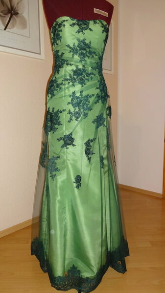 2015 Das Kleid für meine älteste Tochter zur Hochzeit unserer jüngsten Tochter. Aus Taft und Tüll auf der ich die Spitze drauf genäht habe