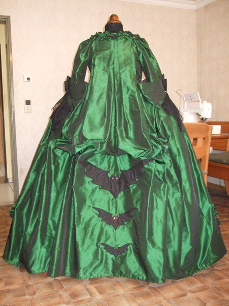 Kleid hinten fertig mit hochgezogener Schleppe