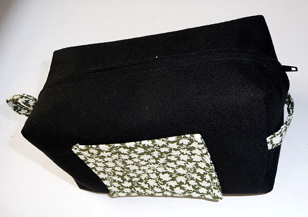 Kosmetiktasche nach einer Anleitung von Sulky:
http://www.sulky-international.de/scripts/clsAIWeb.php?seite_id=147