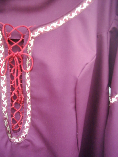 Details vom Dekollté. Bei der Oberweite habe ich runde Keile eingesetzt an den Seiten, damit das Kleid ringsum auch gleich lang ist und sich nicht durch den Busen vorne anhebt.
Schnürung mit Corsagenband.