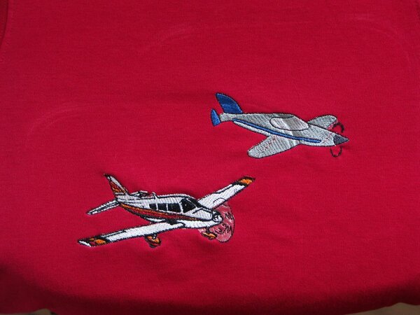 2 Flugzeuge auf Langarm-T-Shirt Größe 102, Dateien aus dem Internet, Stickgarn Madeira Rayon, 2 Lagen Stickvlies als Unterlage und 1 Lage dünnes Avalon obenauf.