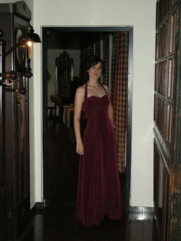 Abendkleid für eine Hochzeit von vorne. Dafür habe ich einen bestehenden Schnitt nach meinen Wünschen abgeändert. Das waren hauptsächlich der Träger und das Rückenteil, die ich angepasst habe.