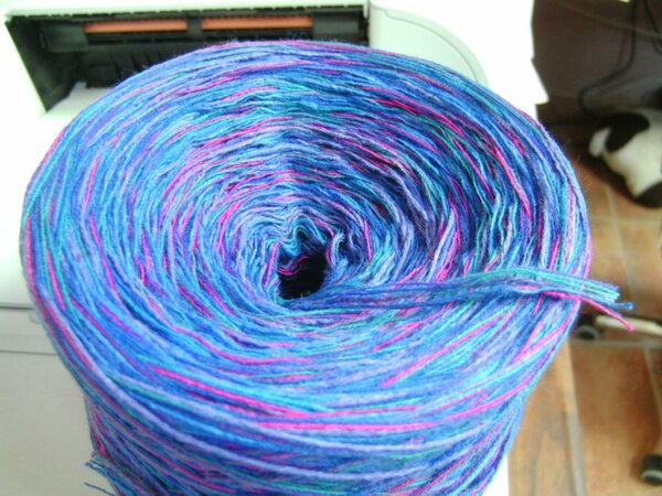 Neu gewickelte Wolle blau/lila lastig ca. Nadelstärke 4