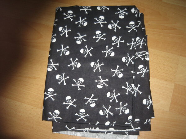 S5)
Baumwolle schwarz mit Totenkopf 0,9m x 1,6m und 0,8m x 0,4m