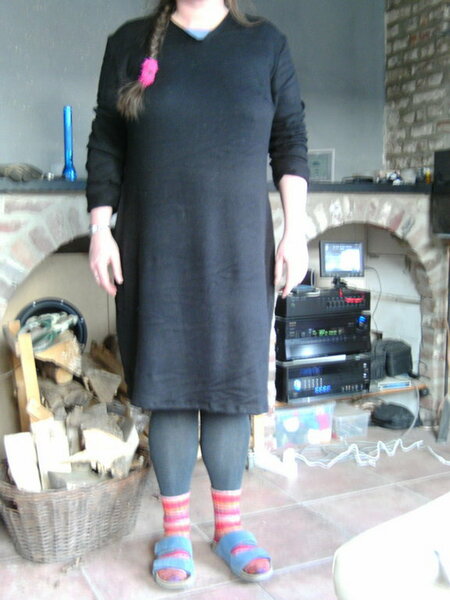 Kleid 3F aus Diana Nr. 36
Gr. 48 mit großzügiger Nahtzugabe
Strickstoff mit Polytierchen