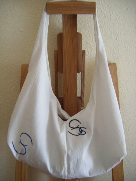Meine allererste Tasche^^ Ich weiß, es ist nichts besonderes, aber immerhin. ich hab sie nach einer Chanel-Tasche genäht.
Das Logo ist mein eigenes.