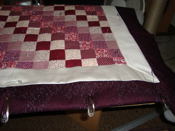 Ränder mit Quiltclips
(damit ich es besser in die Maschine bekomme)