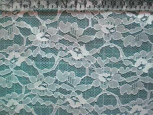 47) weiße Spitze kleine Blüten