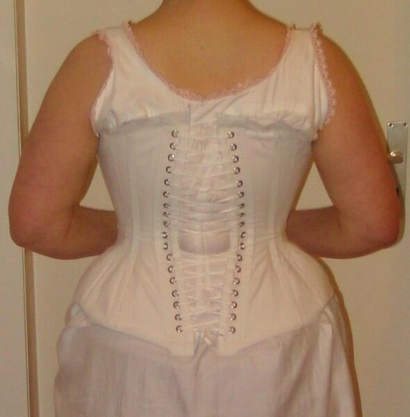 Coutil-Probekorsett von hinten. Geschnürt ist, so gut ich es allein konnte. Die Schnürlücke ist nicht gleichmäßig, weil ich weite nur an der Taille rausgenommen habe. An der Hüfte ist es damit zu weit, oben passt es ganz gut.