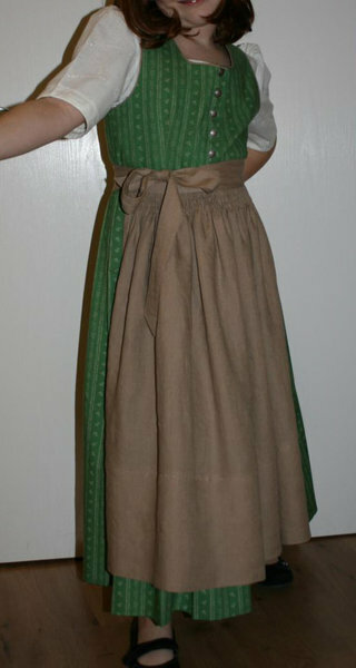 Das Dirndl des Mädl.
Genäht aus Bw-Druck von Textil Müller.
Schnitt nach Dirndl Revü 2009.
Genäht in Größe 146