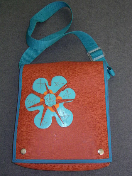 TASCHE AUS BLACHE ORANGE,MIT BLUME (OKT.07 )