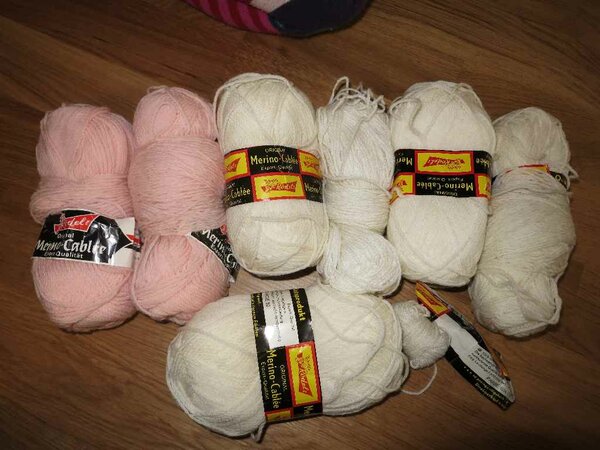 Wolle 9

"Merino-Cablee"
100% Schurwolle
rosa 100g
naturweiss 190g
weiss 30g