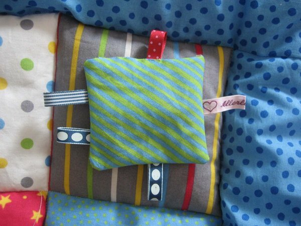 Greifling zum Abkletten auf der kunterbunten Babydecke