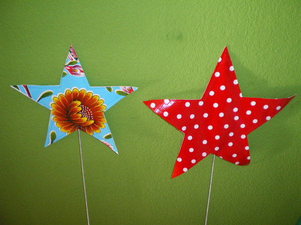 STERNE FÜR DIE WEIHNACHTSZEIT,HELLBLAUES WACHSTUCH MIT BLUMEN,ROTES WACHSTUCH MIT WEISSEN PUNKTEN,AUFGESTECKT AUF GEWINDE"STÄNGELI" (NOV.09 )
