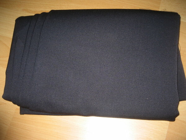 S3)
schwarzer Stoff für Hosen, Blazet, Bussinesoutfit geeignet
1,6m x 1,5m