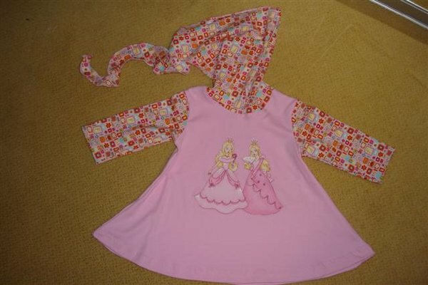 Sterntalerstoffe Teil 3: für meine Nichte zum 2. Geburtstag. Enna als Kleid mit Julekapuze