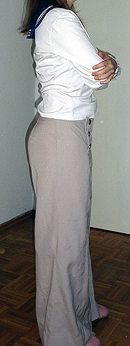 Hose, die ich nach dem Burda Schnitt Nr. 8488 genäht habe. Meine erste Hose überhaupt! ^_^