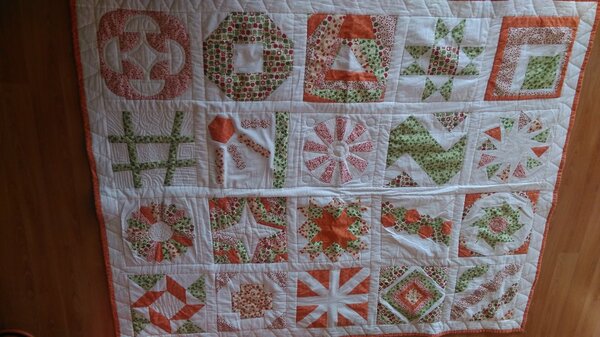 Der fertige Craftsy Quilt.
Bin unheimlich stolz. Etwas verknittert, aber er wird halt auch fast täglich genutzt.