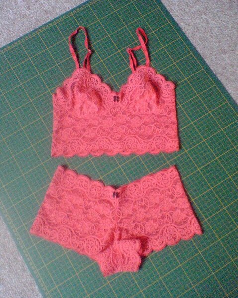 Dieses Set hab ich für meine Schwägerin genäht. Bustier von Sewy und Panty von KwikSew in niedlich kleinen Größen...