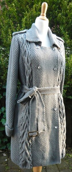 Trenchcoat 'Tora' aus dem Buch Whisper von Kim Hargreaves, gestrickt aus Rowan Handknit Cotton