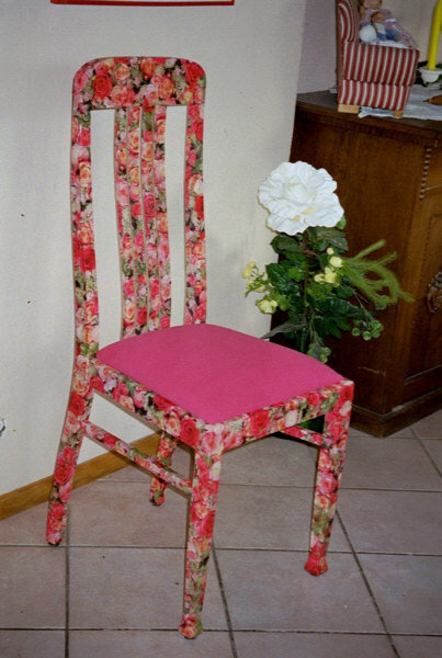 Rosenstuhl
Geschenkpapier mit Tapetenkleister  auf alten Stuhl geklebt