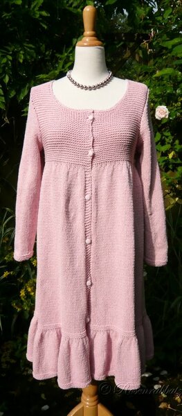 Jacket with wide flounce border
Drops 118-1