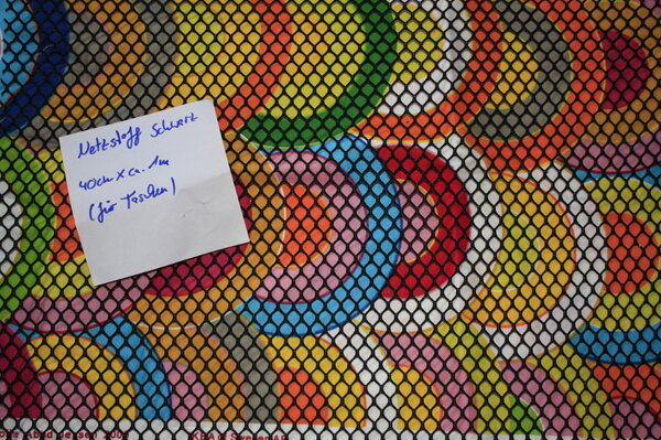 Netz
Festes, unelastisches Kunststoff-Netz für Taschen/Rucksäcke. 
o,40m x ca. 1,00m

(Nur das Netz, nicht den Ikea-Stoff im Hintergrund ;) )