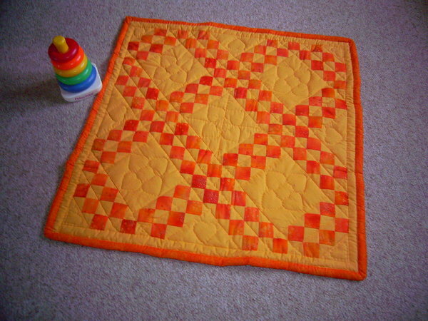 Babydecke mit Gelb-Orange-Quadraten einfach so
