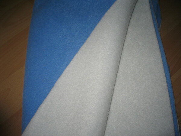 S22)
Fleece eine Seite hellblau, andere Seite weiß