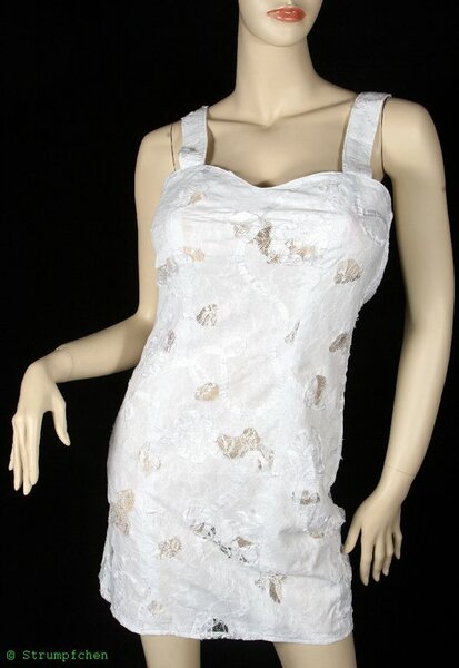 Kleid aus Baumwollstoff und Polyester-Spitze. Schnitt: Burda 7460. Reißverschluss an der Seitennaht.