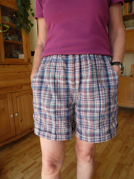 Shorts Gr. 40 aus Meine Nähmode 2/2013 Schnitt 40 aus leichte Baumwolle.
War ursprünglich eine Bluse + Reststoff.
Sehr leicht zu nähen und schön luftig für Balkon und Urlaub.