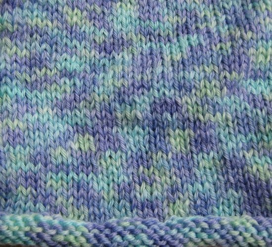 Und hier eine Strickprobe. Die Farben sind schwierig zu fotografieren, aber so ungefähr stimmt es schon (dieses Bild ist genauer als das von der losen Wolle).
Eine schöne Mischung von Mint, Türkis und Flieder.