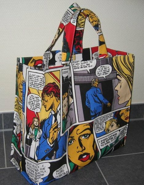 Tasche mit Cimoc Motiven. Gefüttert mit Innentasche und festem Boden zum herausnehmen