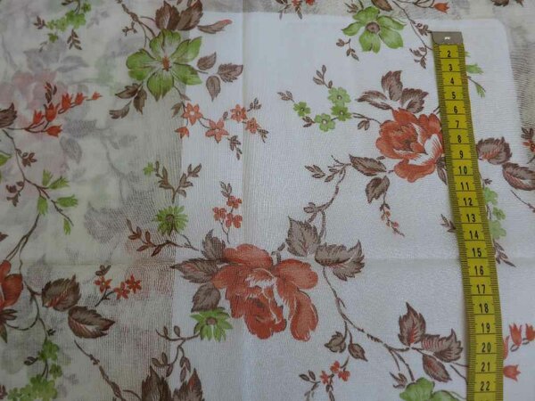 Stoff 222

Voile, 140 cm x 110 cm + 34 cm x 140 cm
